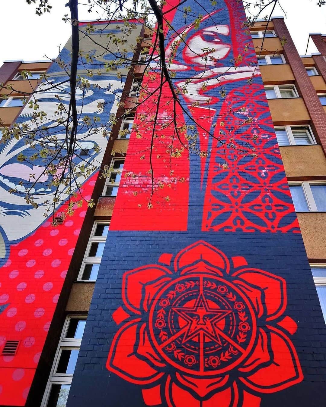 Shepard Faireyのインスタグラム：「Captured in Berlin by @stephenpicturesberlin. Shoutout to @dface_official whose mural is on the left! -Shepard」