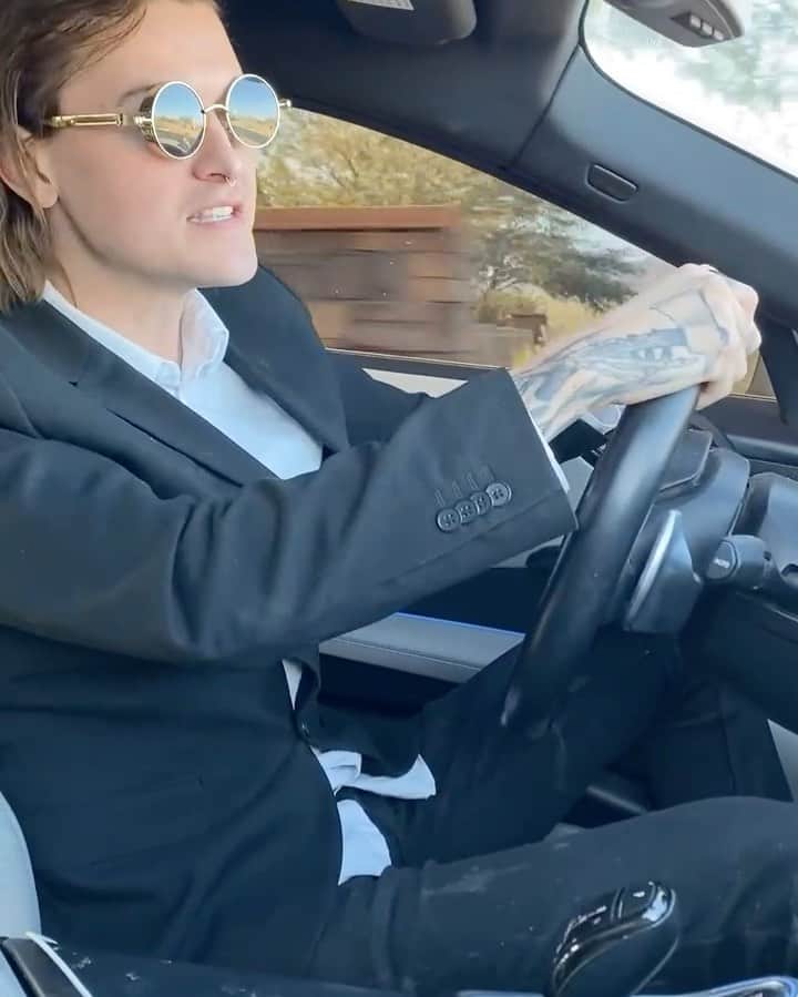 のインスタグラム：「When Siri manifests a mammal」