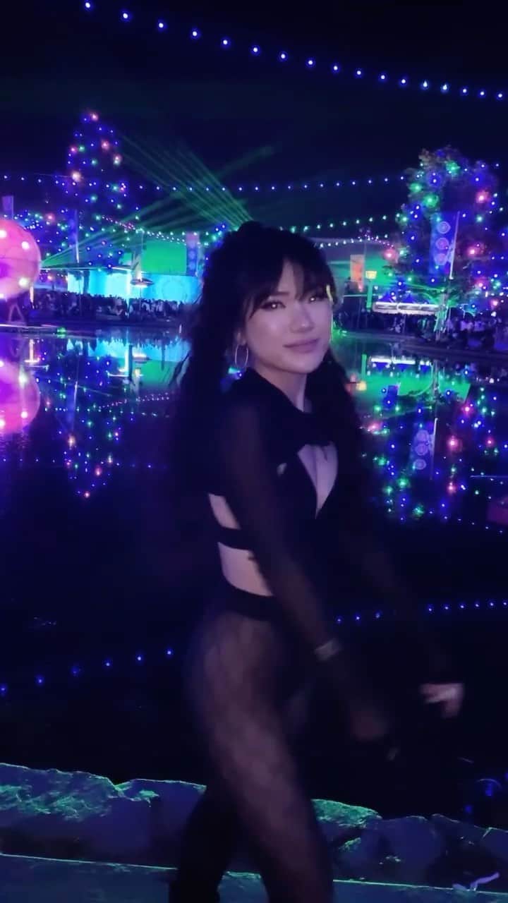 Marycakeのインスタグラム：「dec 31 2019 when music festivals were still a thing 🥺 s/o to the person who walked by me and hyped me up for this video, hope ur doin ok」