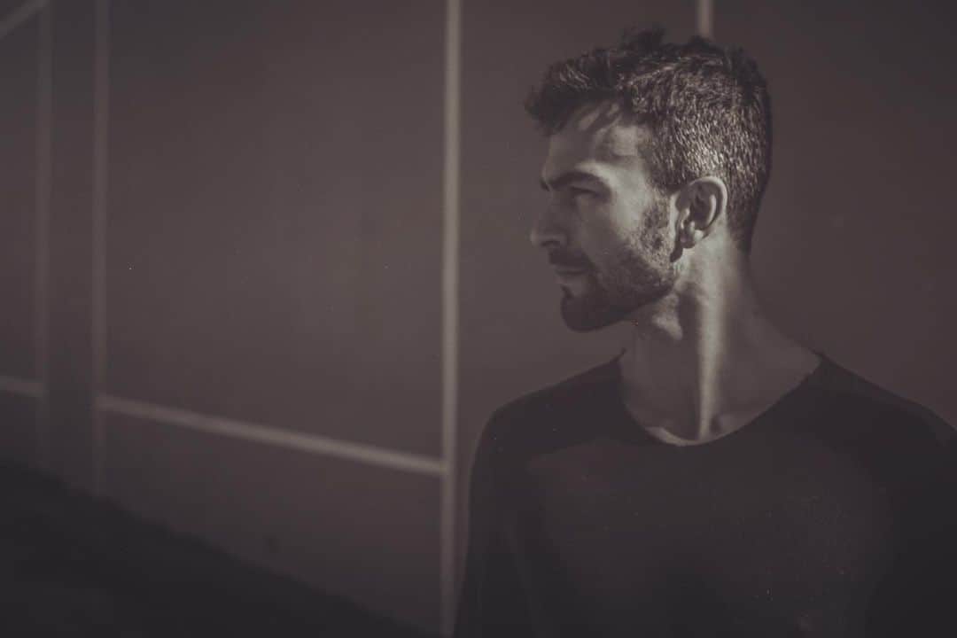 のインスタグラム：「I can see 2021 on the horizon!  #almostthere #endof2020 #newyear #photography #photoshoot #beard #timeforchange」