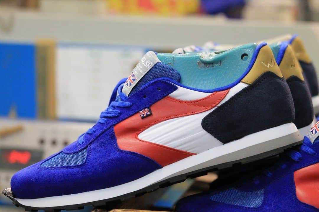 ウォルシュのインスタグラム：「*Cue thought about why the toe is not glued* Who enjoys our production process photos?! 📸 . . #normanwalshuk #normanwalsh #britishmanufacturing #madeinbritain #ukmfg #shoes #footwear #sneakers」