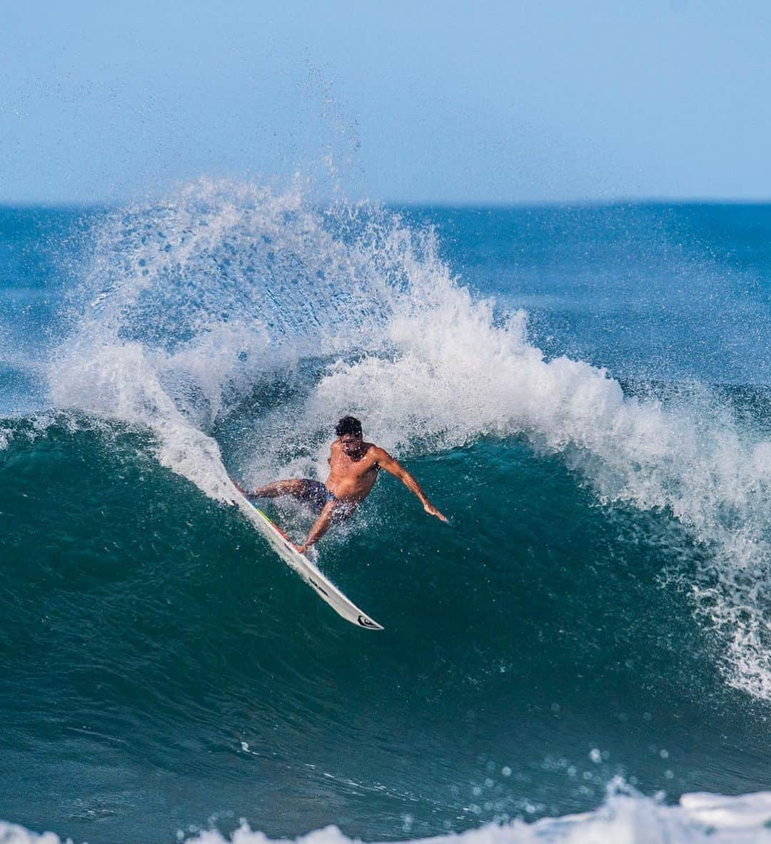 ジェレミー・フローレスさんのインスタグラム写真 - (ジェレミー・フローレスInstagram)「Testing the Rail at Haleiwa. . 📷: @badboyryry_」12月30日 3時33分 - floresjeremy