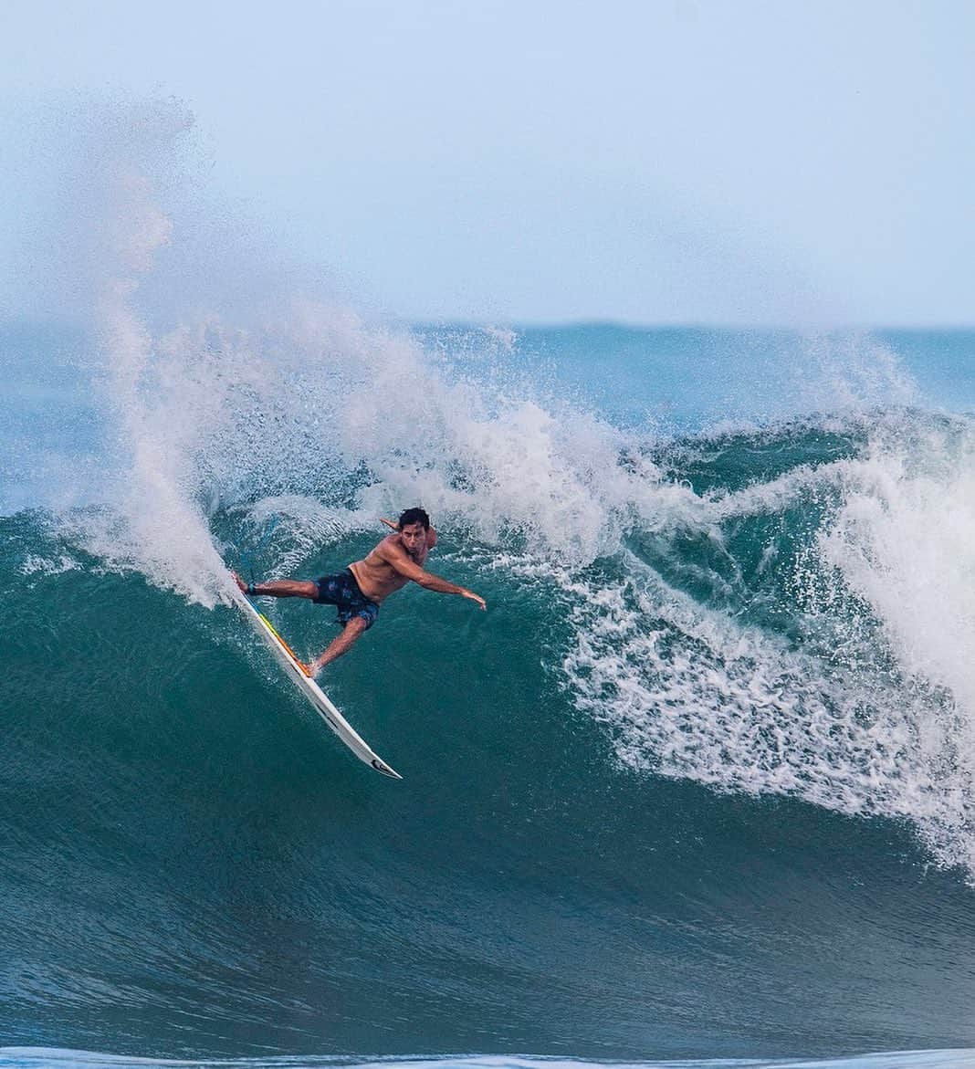 ジェレミー・フローレスのインスタグラム：「Testing the Rail at Haleiwa. . 📷: @badboyryry_」