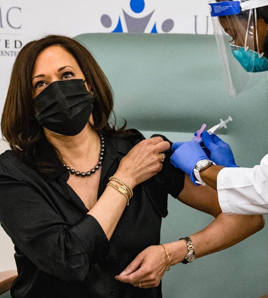 Just Jaredさんのインスタグラム写真 - (Just JaredInstagram)「Vice President elect Kamala Harris received her first dose of the Moderna COVID-19 vaccine today. "I want to encourage everyone to get the vaccine. It is relatively painless. It happens really quickly. It is safe," she said.  #KamalaHarris Photo: Getty」12月30日 3時37分 - justjared
