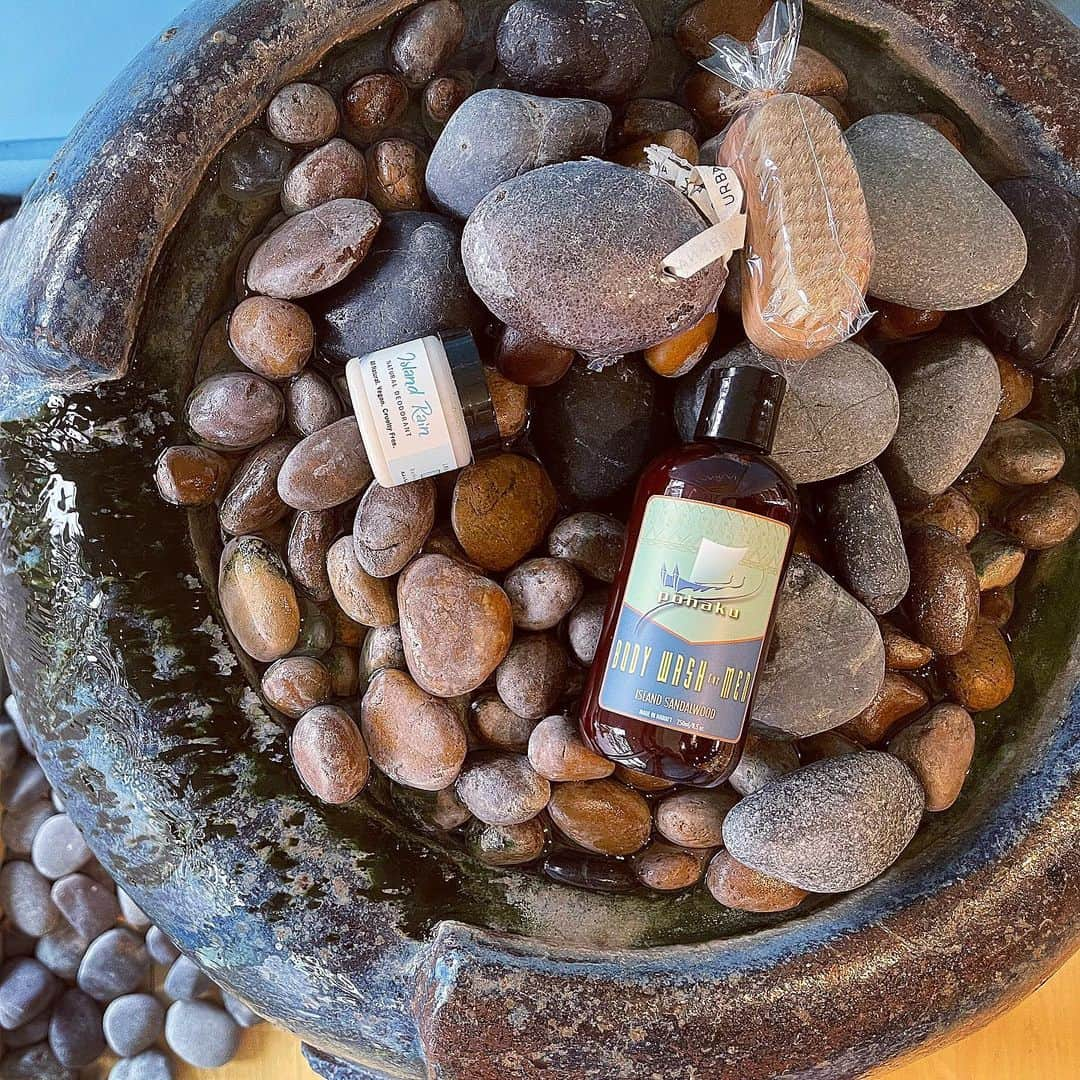 Lanikai Bath and Bodyさんのインスタグラム写真 - (Lanikai Bath and BodyInstagram)「Step in to our shop, a place of relaxation, tranquility and the smell of happiness.  #hawaii #menscare #naupaka #organic #natural #shea #kukuinut #eczema #psoriasis #acne #antibacterial #sanitizer #toner #menskincare #bathandbody #giftgiving #shampoo #hair #corporategifts #localbusiness #pohaku #sandalwood #fragrance #mensfashion #loofah #scrub #waterfall #newyear #deodorant #toxinfree」12月30日 3時51分 - lanikaibathandbody