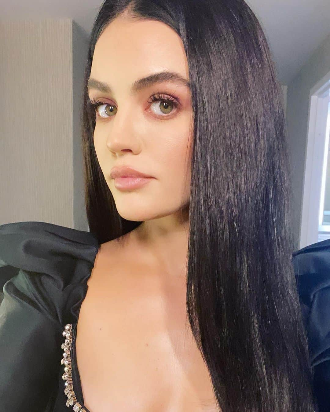 ルーシー・ヘイルさんのインスタグラム写真 - (ルーシー・ヘイルInstagram)「🌐 manifested long hair overnight 💁🏻‍♀️」12月30日 3時51分 - lucyhale