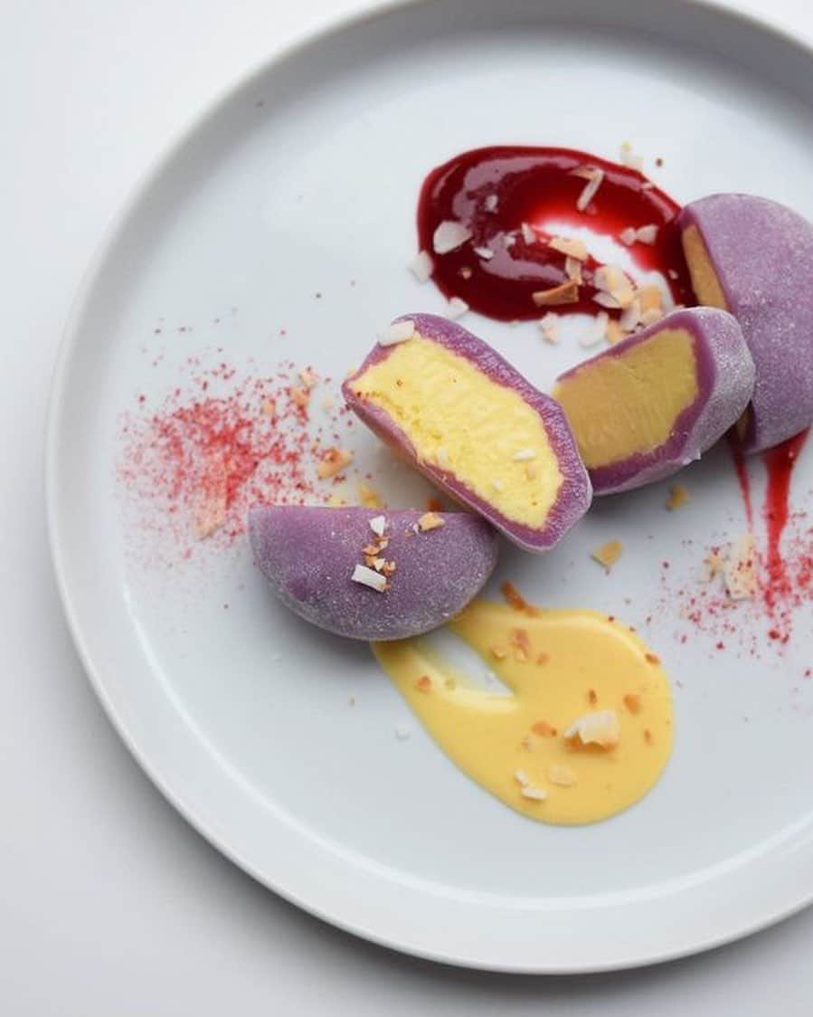 のインスタグラム：「Mochi are a Japanese delicacy traditionally eaten as part of New Year festivities. Learn how to make mochi at home this week; visit the link in my profile for a family-friendly recipe care of @mochi_doki.」