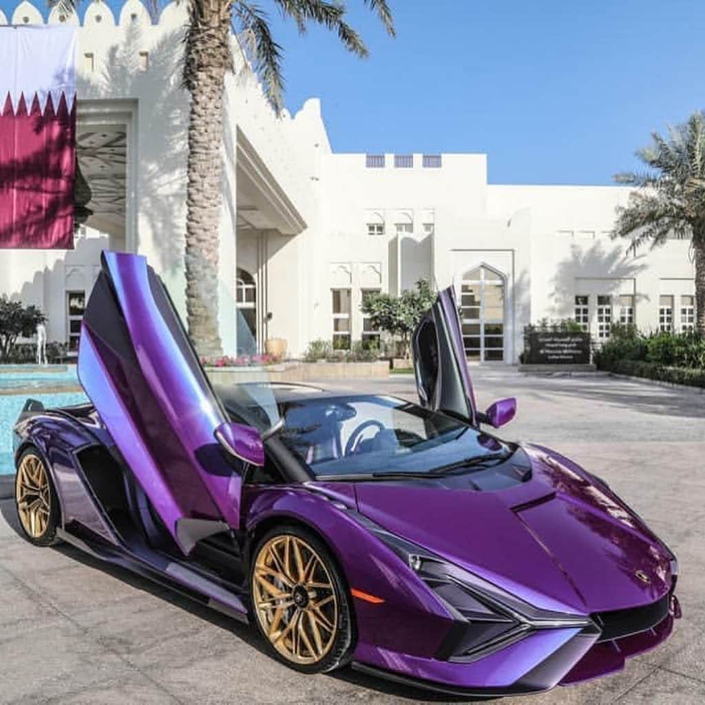 CarsWithoutLimitsさんのインスタグラム写真 - (CarsWithoutLimitsInstagram)「Purple Lamborghini Sian 👾 Owner @khk  Photo @sbaaj74   #carswithoutlimits #lamborghini」12月30日 3時57分 - carswithoutlimits