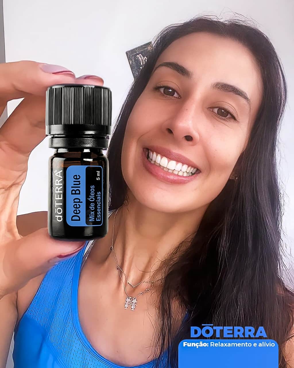 シェイラ・カストロのインスタグラム：「🔵Deep Blue Hoje vou falar desse óleo essencial aí! Sabe pq🤩? Pq ele é incrível!!! ⠀ Alivia minhas dores musculares, dor no joelho, nas costas!!! Na hora da massagem pingo uma gotinha 💧dele no creme e ajuda a relaxar a musculatura toda! E amo o cheirinho dele! Como atleta ele é um óleo indispensável! Mas já tem um tanto de amiga que não é atleta e tb usa e ama! ⠀ Benefícios de deep blue: -alivia dor muscular -ajuda a relaxar a musculatura -alivia dores nas articulações -alivia dor nas costas ⠀ E vcs, conhecem este óleo essencial dōTerra? Já usaram o🔵 Deep Blue?? ⠀ ⠀」