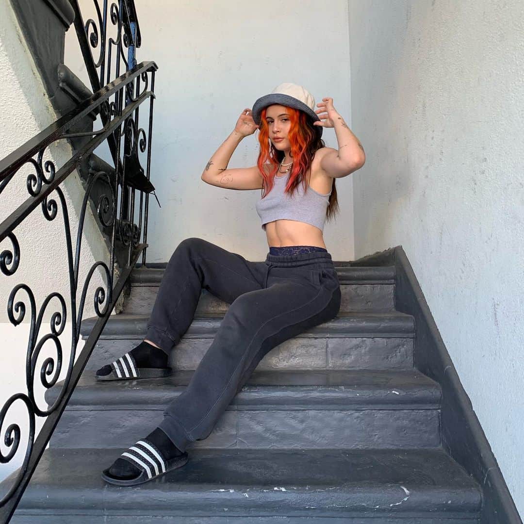 のインスタグラム：「why is number two always my go-to pose nobody asked for coochie out」