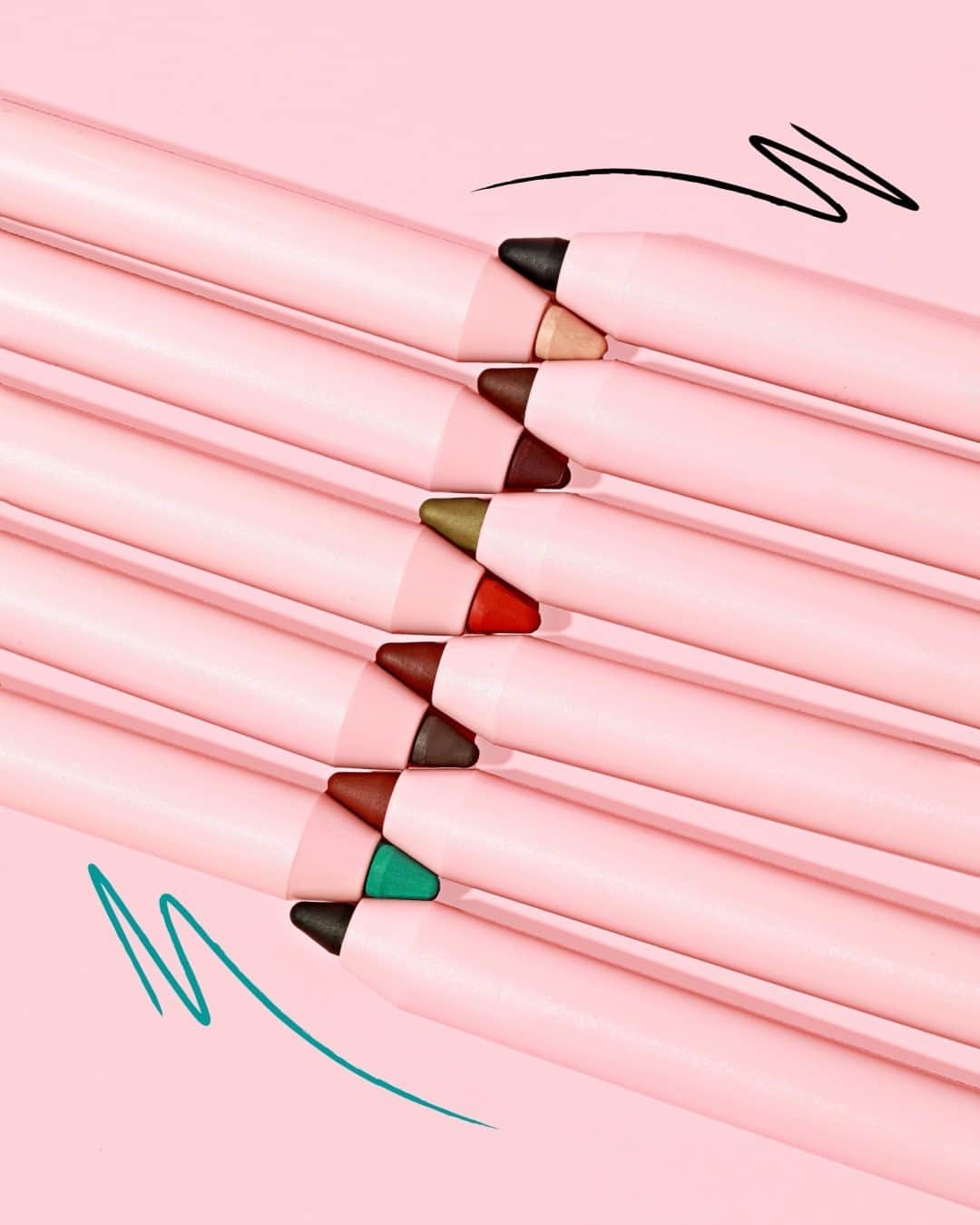Too Facedのインスタグラム：「Our secret weapon for ultra-smooth, razor-sharp lines! 😉😘 Our NEW Killer Liner is available in 11 shades, transfer resistant & waterproof!! #toofaced」