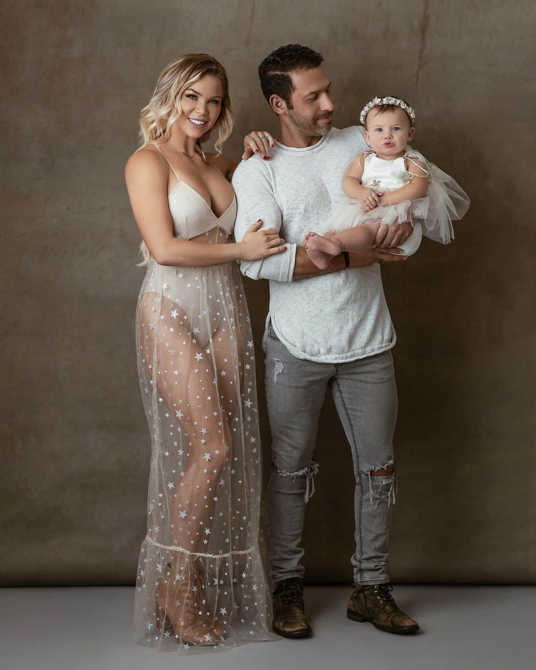 Lauren Drain Kaganさんのインスタグラム写真 - (Lauren Drain KaganInstagram)「Happy first birthday, my sweet little tiny human! @ariaskyekagan You have brought so much happiness, life, and laughter to an otherwise dreary and insanely odd year. You came into my life at the exact perfect time to lift my spirits, and fill my heart with so much love and thoughts of gratefulness. It’s been exactly one year out of almost 35 years in my life and for some reason this year alone has felt the most special. I can’t imagine life without you and everything in life seems so much richer and fuller with you here. From your morning smiles and giggles, to your love of being swaddled into a burrito way past the accepted normal swaddle time 😂, to your joyful little screams of happiness when we put you in your jolly jumper, to your insane love of digging in the trash (my little trash panda lol), to the way your face lights up when you see new things for the first time and you say “Oooohhhhhh” in absolute wonderment, we love you, @ariaskyekagan  I wish for you continued love and blessings and I hope to make your childhood happy, sweet, memorable and fun. I hope to teach you how to grow into a strong, confident and blessed young woman. Cheers to your first birthday, my dear! I love you forever and ever, my daughter. ❤️🙏🏽」12月30日 4時15分 - laurendrainfit