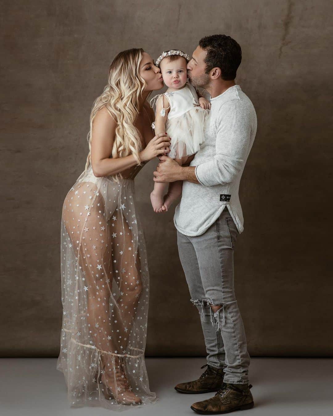Lauren Drain Kaganさんのインスタグラム写真 - (Lauren Drain KaganInstagram)「Happy first birthday, my sweet little tiny human! @ariaskyekagan You have brought so much happiness, life, and laughter to an otherwise dreary and insanely odd year. You came into my life at the exact perfect time to lift my spirits, and fill my heart with so much love and thoughts of gratefulness. It’s been exactly one year out of almost 35 years in my life and for some reason this year alone has felt the most special. I can’t imagine life without you and everything in life seems so much richer and fuller with you here. From your morning smiles and giggles, to your love of being swaddled into a burrito way past the accepted normal swaddle time 😂, to your joyful little screams of happiness when we put you in your jolly jumper, to your insane love of digging in the trash (my little trash panda lol), to the way your face lights up when you see new things for the first time and you say “Oooohhhhhh” in absolute wonderment, we love you, @ariaskyekagan  I wish for you continued love and blessings and I hope to make your childhood happy, sweet, memorable and fun. I hope to teach you how to grow into a strong, confident and blessed young woman. Cheers to your first birthday, my dear! I love you forever and ever, my daughter. ❤️🙏🏽」12月30日 4時15分 - laurendrainfit
