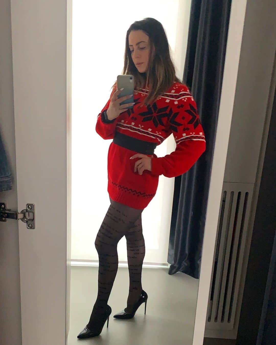 のインスタグラム：「𝑬𝒄𝒄𝒐 𝒄𝒐𝒔𝒂 𝒇𝒂𝒓𝒆 𝒅𝒖𝒓𝒂𝒏𝒕𝒆 𝒍𝒆 𝒗𝒂𝒄𝒂𝒏𝒛𝒆 𝒅𝒊 𝑵𝒂𝒕𝒂𝒍𝒆, 𝒑𝒓𝒆𝒔𝒊 𝒅𝒂𝒍𝒍𝒂 “𝒏𝒐𝒊𝒂” 𝒅𝒆𝒍𝒍𝒂 𝒛𝒐𝒏𝒂 🟠🔴 Come creare un vestito a tema se non lo si possiede? Facile.  ⬇️Sottrarre il maglione natalizio regalato al papi (preferibilmente taglia XL o XXL). ⬇️Prendere una cintura. ⬇️Indossare il maglione. ⬇️Indossare la cintura. ⬇️Abbinare con calze/leggins e scarpe (o pantofole dato le restrizioni😂) e il gioco è fatto 😎🤩 Vi piace l’idea? 😍🎅🏼🎅🏼🎄 . #LAB84 #lab84official #christmas #christmasholidays」