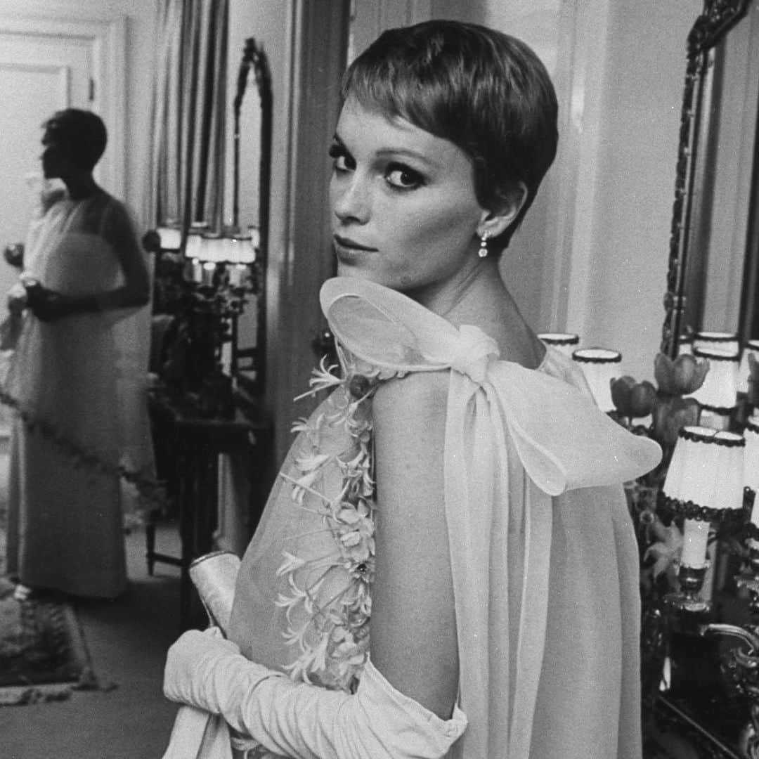 lifeさんのインスタグラム写真 - (lifeInstagram)「Legendary designer Pierre Cardin has passed away at age 98. LIFE covered him throughout the 1960s, praising him as a "fashion revolutionary."  To celebrate his beautiful work, here are a few favorite Cardin photos from the archives:  1) LIFE cover shoot, 1968 (📷Bill Ray/LIFE Picture Collection) 2) Children's fashions by Cardin, 1967 (📷Pierre Boulat/LIFE Picture Collection) 3) Mia Farrow in a Cardin original, 1967 (📷Bill Eppridge/LIFE Picture Collection) 4) Children's fashions by Cardin, 1967 (📷Pierre Boulat/LIFE Picture Collection) 5) Model in Cardin coat and hat, 1962 (📷Paul Schutzer/LIFE Picture Collection)  For more fashion inspiration from our archives, tap the link in bio.   #pierrecardin #1960sfashion #miafarrow #modfashion」12月30日 4時16分 - life