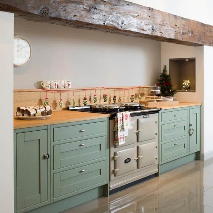 ローラアシュレイのインスタグラム：「Let's admit it... one of the biggest joys of the festive period is definitely the food!⁣ ⁣ What have you been cooking up this Christmas? ⁣ ⁣ 📷 @lauraashleyfittedfurniture」