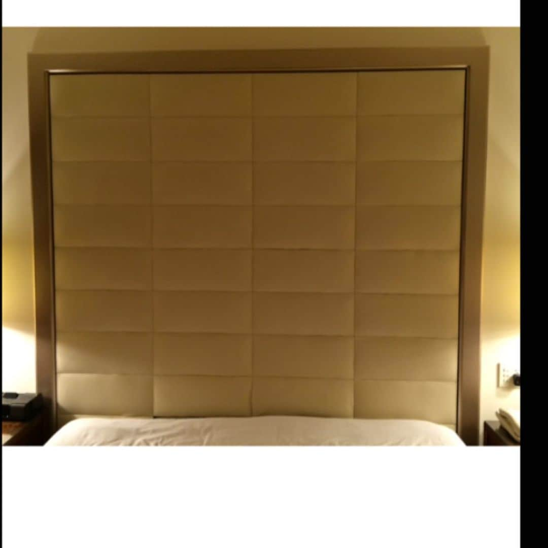 ラリー・ギリアード・Jrさんのインスタグラム写真 - (ラリー・ギリアード・JrInstagram)「At some point in 2016 or 2017 I saw this headboard in a hotel I was staying. I liked it, so I went home and built myself one. Well...for it’s grand finale ( at least I hope so) 2020 decided to have the head board fall down on top of me. What 2020 didn’t reckon was that I have extensive tool boxes in all areas of my life to deal with sudden dilemma. Some things need more tools than others. I picked up a lot of new life tools and work tools in 2020, including this heavy duty staple gun! Taking my new tools and repaired headboard into 2021 like WHAT?!!!! 💪🏾😊❤️」12月30日 4時30分 - thereallgjr