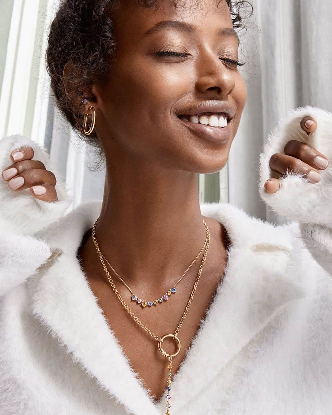 トウスのインスタグラム：「Gemstones, colors and so much glamour. #StayTender #TOUSJewelry #TOUSLovers」