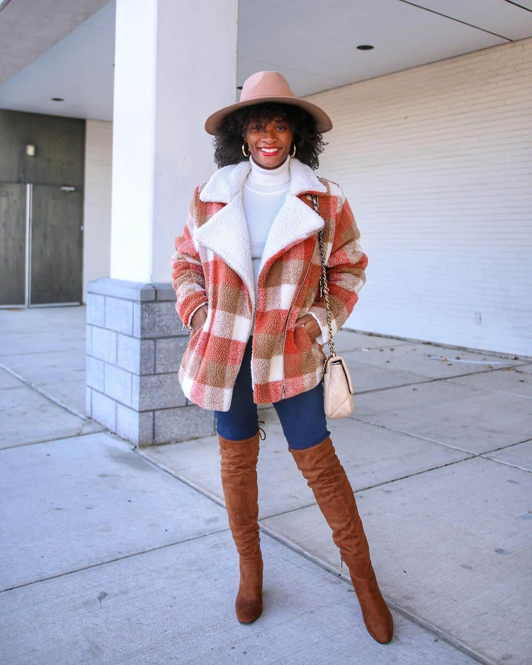のインスタグラム：「Always put your best foot forward. @vitafashionista styles our Tapley Over-The-Knee Boot, now 30% off at vincecamuto.com! #vincecamuto #boots」