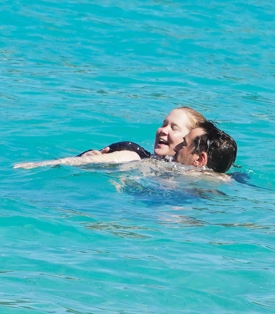 Just Jaredさんのインスタグラム写真 - (Just JaredInstagram)「Amy Schumer and her husband Chris Fischer enjoy their beach vacation in St. Barts during the holidays! #AmySchumer Photo: Backgrid」12月30日 4時50分 - justjared