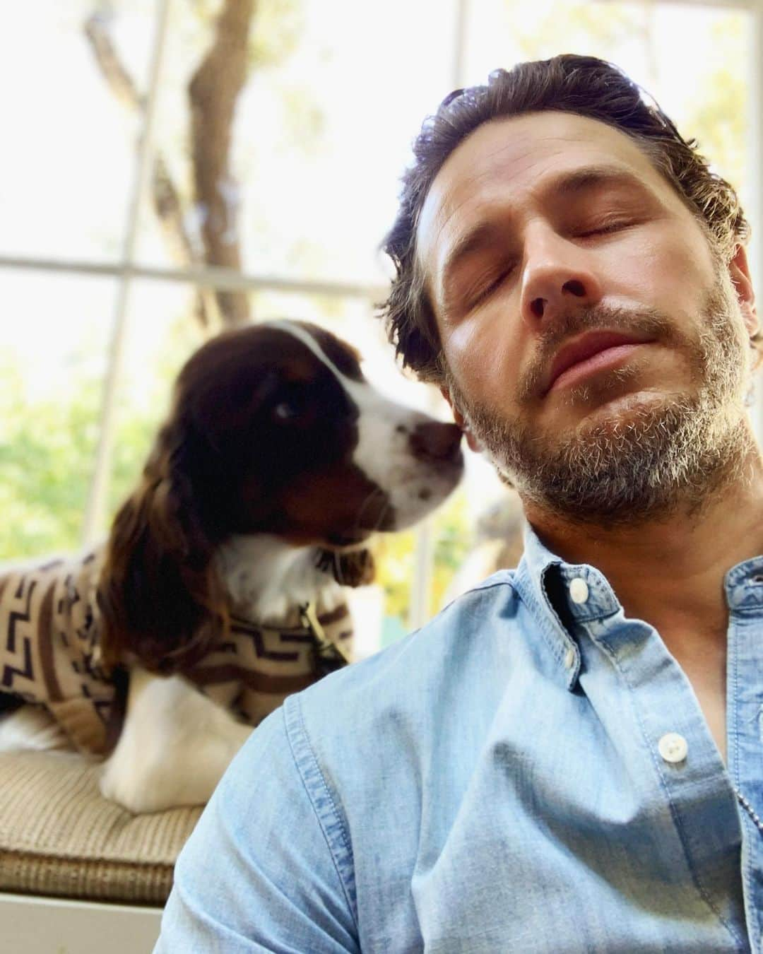 ジョシュア・ダラスのインスタグラム：「Whispering sweet nothins’. What a charmer. #puppy #puppylove」