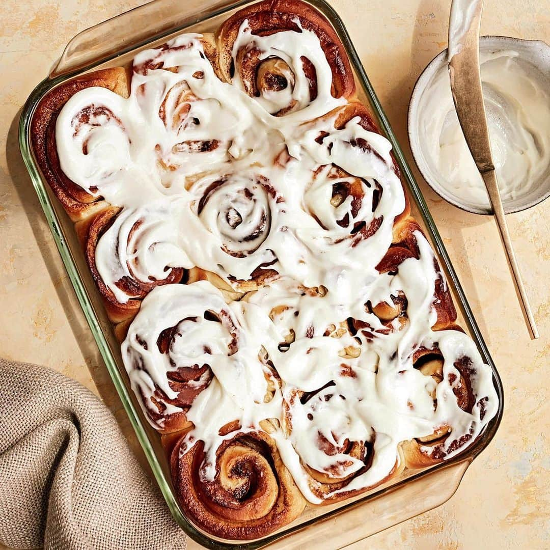 マーサ・スチュワートさんのインスタグラム写真 - (マーサ・スチュワートInstagram)「Meet your latest baking project: our lightest, fluffiest cinnamon rolls ever. The addition of mashed potatoes is our secret to its ultra-light texture. Plus, just look at the glaze. 👀 Need we say more? Get the step-by-step how-to from photo director @mesiryan on our Stories, and get the full recipe at the link in bio. 👆🏼📷: @lennartweibull recipe by: @lucullanfoods prop styling by: @suzie_myers food styling by: @brooklyncooks #homeschoolwithmartha」12月30日 4時51分 - marthastewart