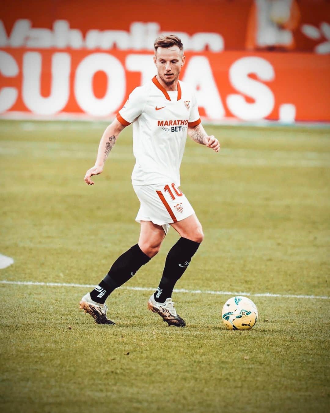 イヴァン・ラキティッチのインスタグラム：「Terminamos el año con una nota muy positiva! Grande equipo! We finish this year on a positive note! Amazing team! 🔥💯💪🏻 #VamosMiSevilla #ivanrakitic」