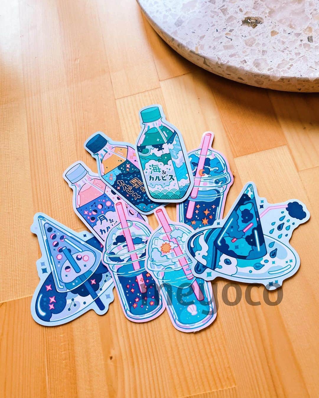meyocoさんのインスタグラム写真 - (meyocoInstagram)「My online store is back open! All purchase will receive a free random enamel pin (no minimum purchase)! 🎁✨ Link in Bio! ✨」12月30日 4時53分 - meyoco