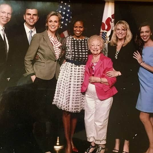 ジェーン・リンチさんのインスタグラム写真 - (ジェーン・リンチInstagram)「This was in 2011. Aunt Marge was over the moon to meet Michelle Obama. She ran to her for a hug.  Secret Service were a bit wide eyed but allowed it. Of Marge’s relative tinyness compared to our tallness (Michelle was also of tall stock), said “we have an Aunt Marge too”.」12月30日 4時56分 - janelynchofficial