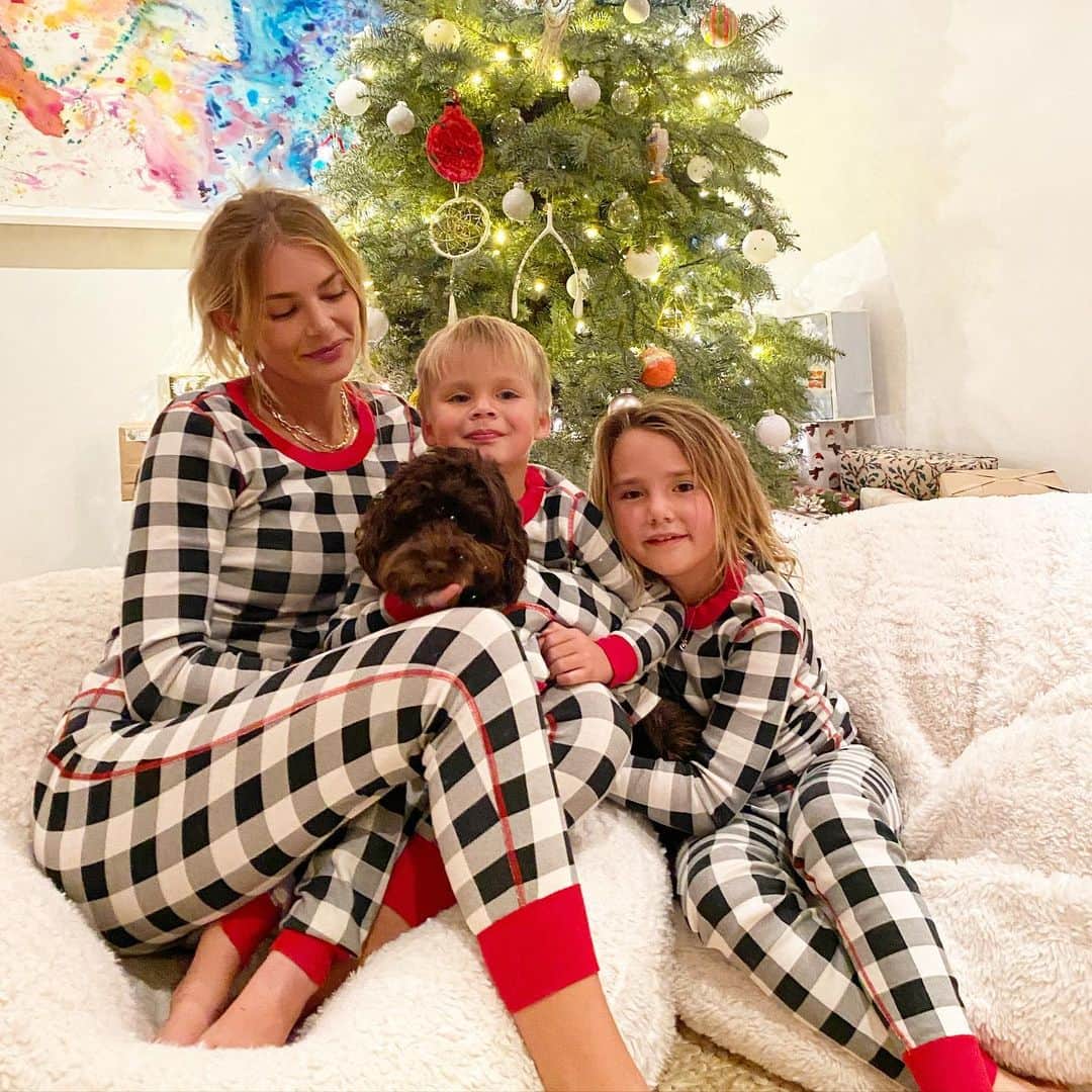 トリ・プラバーのインスタグラム：「Merry Christmas from these munchkins♥️♥️」