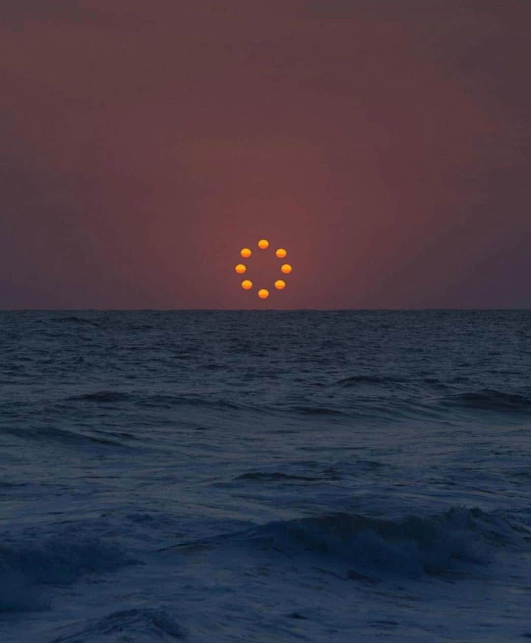 のインスタグラム：「The Cold Moon 🌕...   The 13th & final full moon of the year comes to us in the sign of Cancer ♋. Expect this full moon to draw an emotional ending to 2020, as it brings to the surface any unreleased energy we've held onto throughout the year.  This is a pivotal time to release and let go of what no longer serves us, as we not only enter into a new year but a brand new decade. See ya 2020 ✌️  image: @matialonsor」