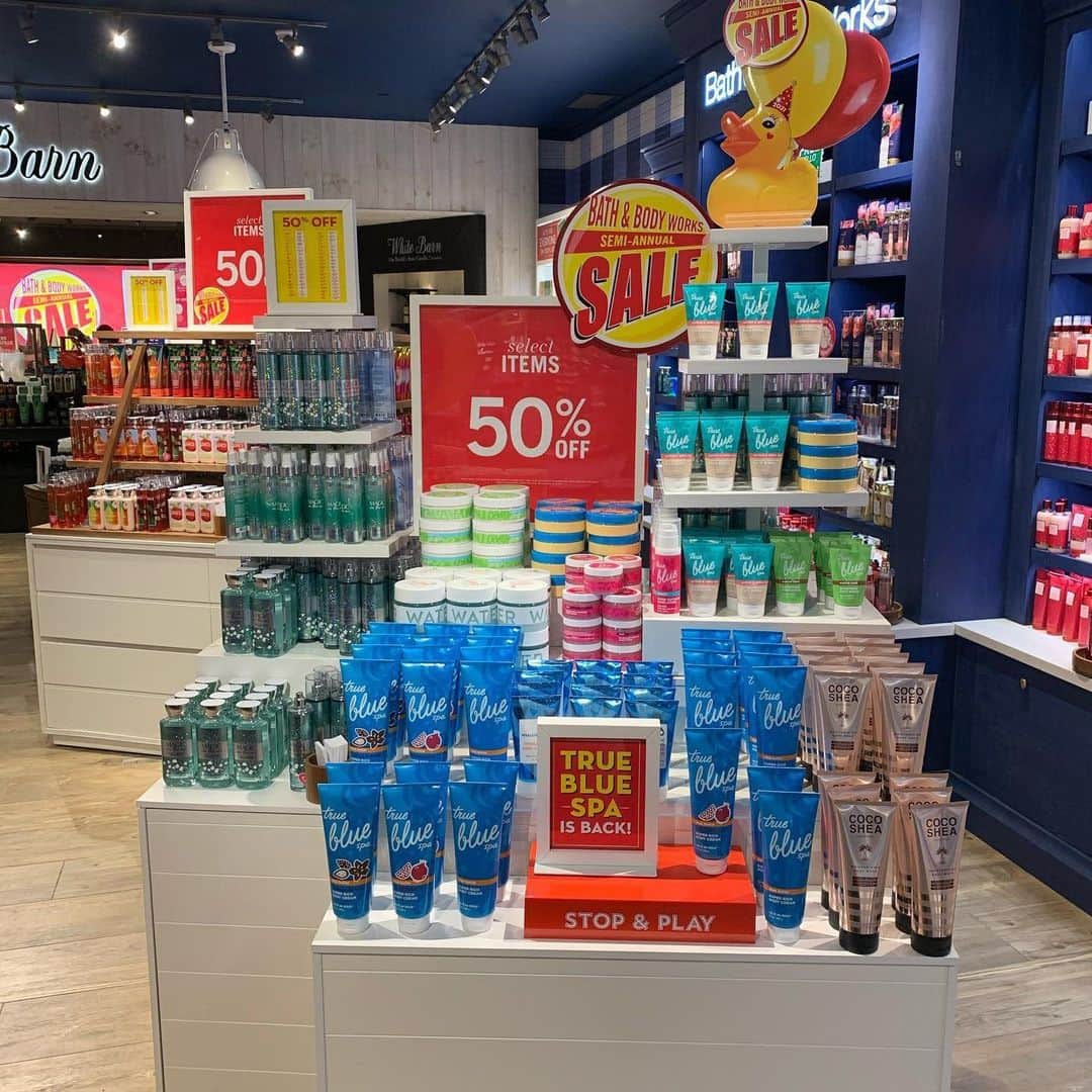 Bath & Body Worksさんのインスタグラム写真 - (Bath & Body WorksInstagram)「Look 👀 what's BACK! While supplies last! 🙀 Drop a 💙 if you’re hoping to snag some True Blue Spa before it's gone!  Limited quantities available. Selection may vary by store.」12月30日 5時00分 - bathandbodyworks