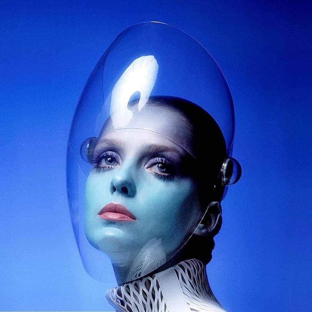 のインスタグラム：「so sad to hear of the loss of @pierrecardinofficiel - what a visionary and what a genius #Repost @peterpopps with @get_repost ・・・ THIS IS 1970 & THAT'S why I LOVED the SPACE AGE!! Fashion arising in the 60's from small pockets of young people which heavily influenced the haute couture and designers. Now..50 years later..wearing a condom or a mask for self-protection is still frightening while it can look beautiful..well ... the condom just in nice colours with a flavour of course 😉  I just bumped into this picture with Donna Mitchell wearing Pierre Cardin for Vogue in 1970 - photographed by Clive Arrowsmith  #donnamitchell #pierrecardin #clivearrowsmith #spaceage」