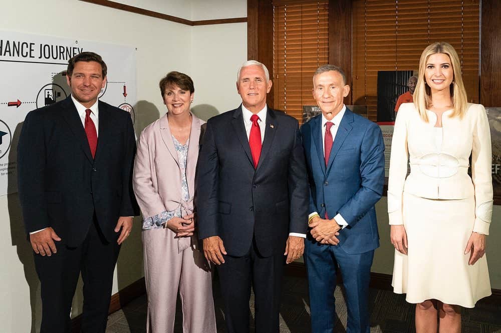 イヴァンカ・トランプのインスタグラム：「President Trump called on Congress to lift the ban on the 1994 Biden Crime Bill prohibiting incarcerated individuals from receiving Pell grants.  In the recently signed omnibus, POTUS restored these Second Chance Pell grants + doubled the number of higher education institutions participating in the  Second Chance Pell experimental program.   📸 Flashback to Operation New Hope re-entry program visit with @mikepence and @flgovrondesantis in 2019」
