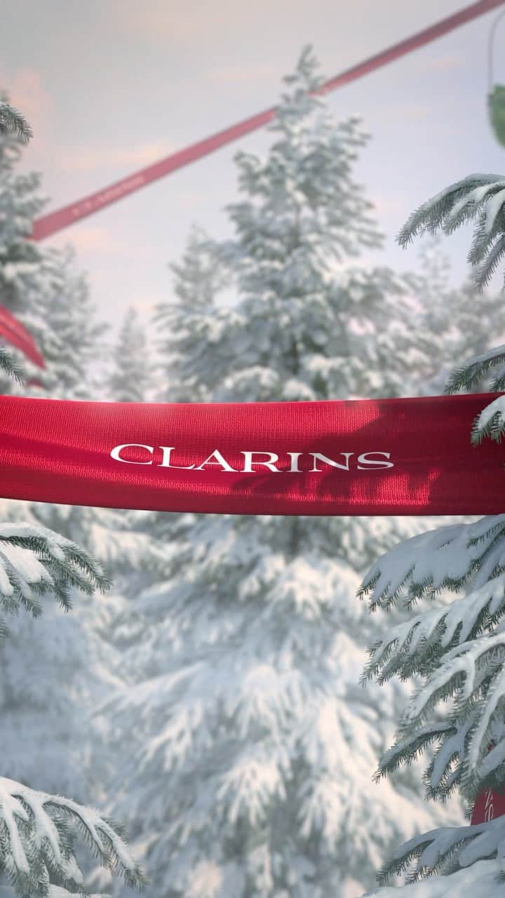 Clarins Canadaのインスタグラム：「With 2020 coming to an end, don't you think we could all use a little more joy in our lives? That's exactly what we at Clarins hope to bring you this holiday season, through products that make you feel extra beautiful and the perfect gifts for the special people in your life (yourself included)! Let's add a little sparkle back into our lives and enjoy this time filled with beauty,  kindness and festive fun.✨ __________ La fin de 2020 approche à grands pas et il va sans doute que nous pourrions tous bénéficier d’un peu de douceur dans nos vies. C’est exactement ce que Clarins souhaite vous apporter pour les fêtes grâce à des produits qui vous feront sentir encore plus belle et aux parfaits cadeaux pour vos proches. Redonnons un peu d'éclat à nos vies et profitons de cette période remplie de beauté, de joie et de plaisirs festifs.✨ . . . #Clarins #ItsAllAboutYou #ChristmaswithClarins #EnchantingHoliday #PlayfulChristmas #ClarinsHoliday #GoldenLeaf」