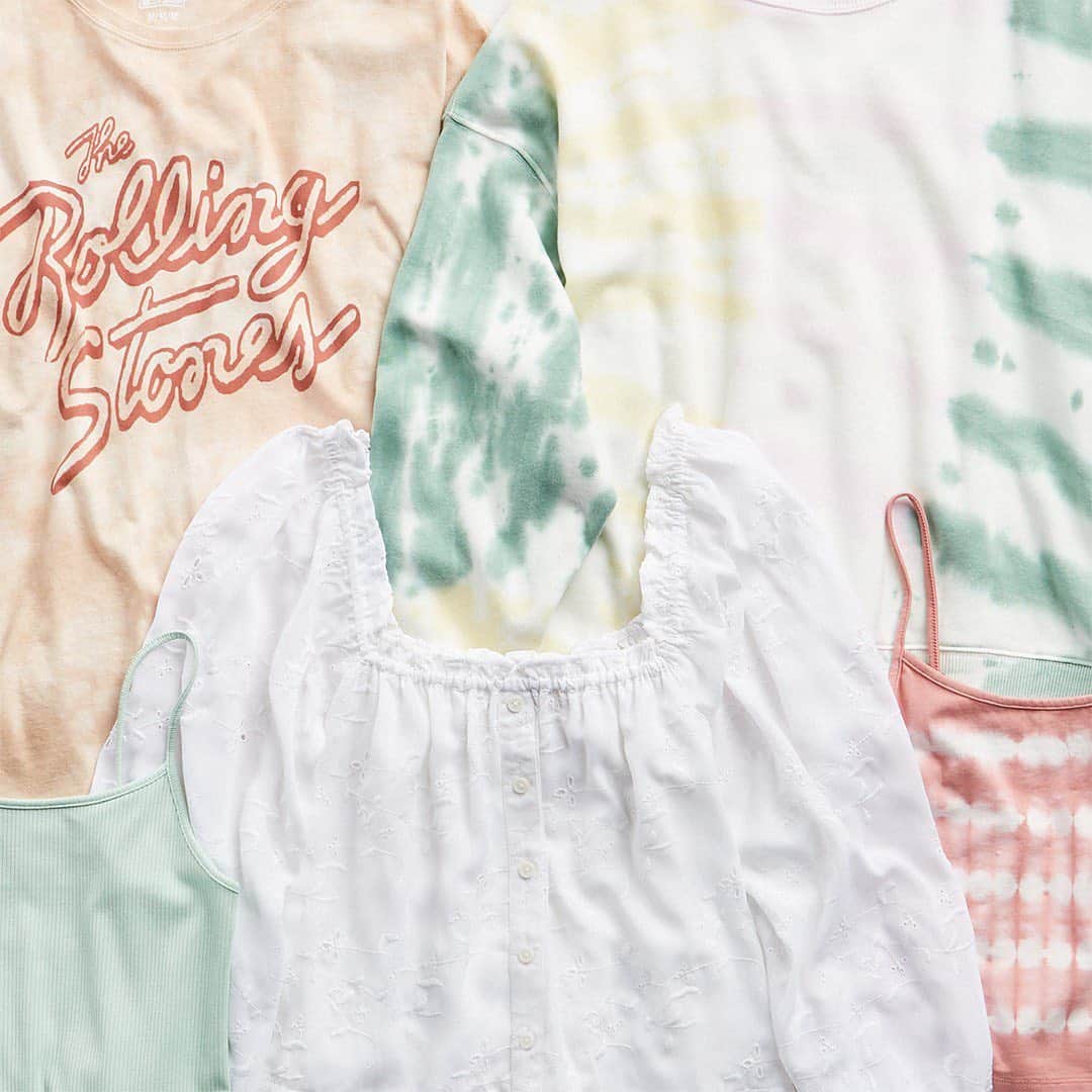 American Eagleのインスタグラム：「When Winter JUST started but you’re already thinking of Spring… 💭 Tap to shop new fleece, tees and tanks!」