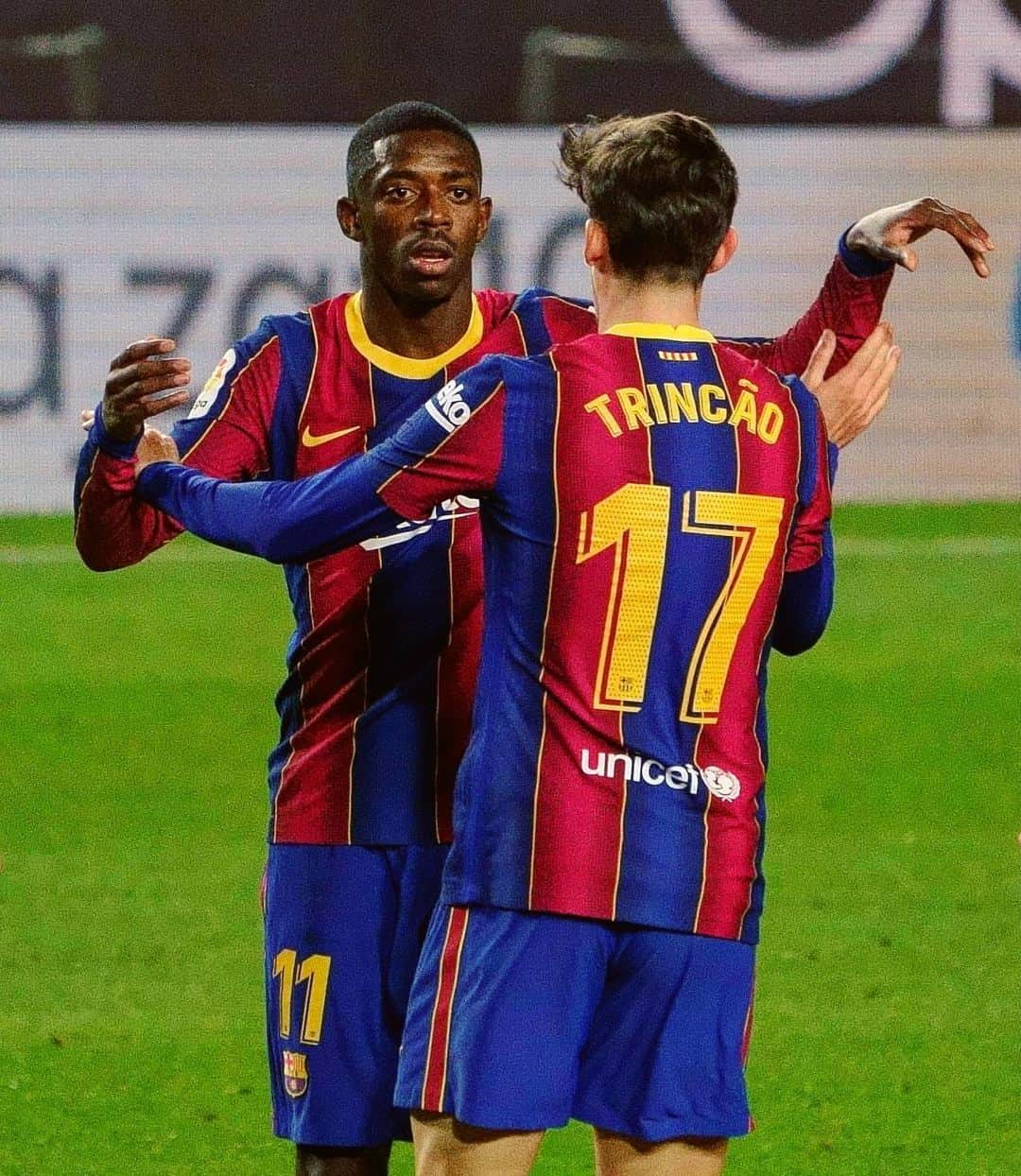 LFPさんのインスタグラム写真 - (LFPInstagram)「@o.dembele7 🤜🏼🤛🏼 @trincao   #Dembele #Trincao #Barça #LaLiga #LaLigaSantander #2020apatadas #kickout2020」12月30日 5時13分 - laliga