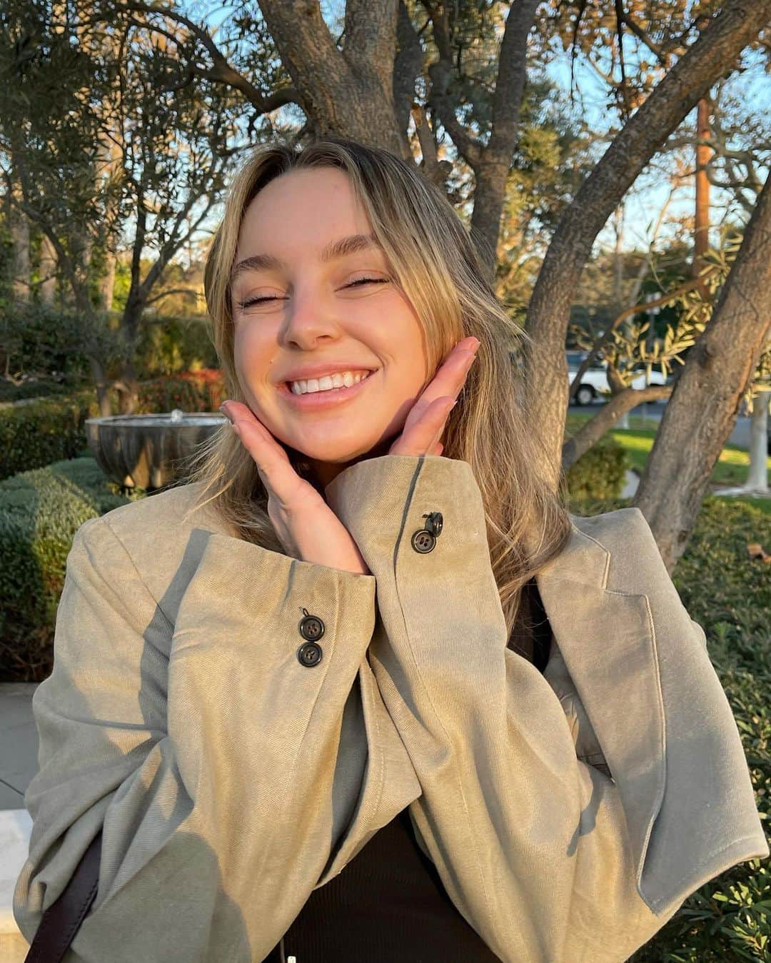 アレクサ・ロジーのインスタグラム：「smokeypinkleopard is back!! you know where to find me. weekly vids from now on 🤗🐆💕🥳🌈📷💻」