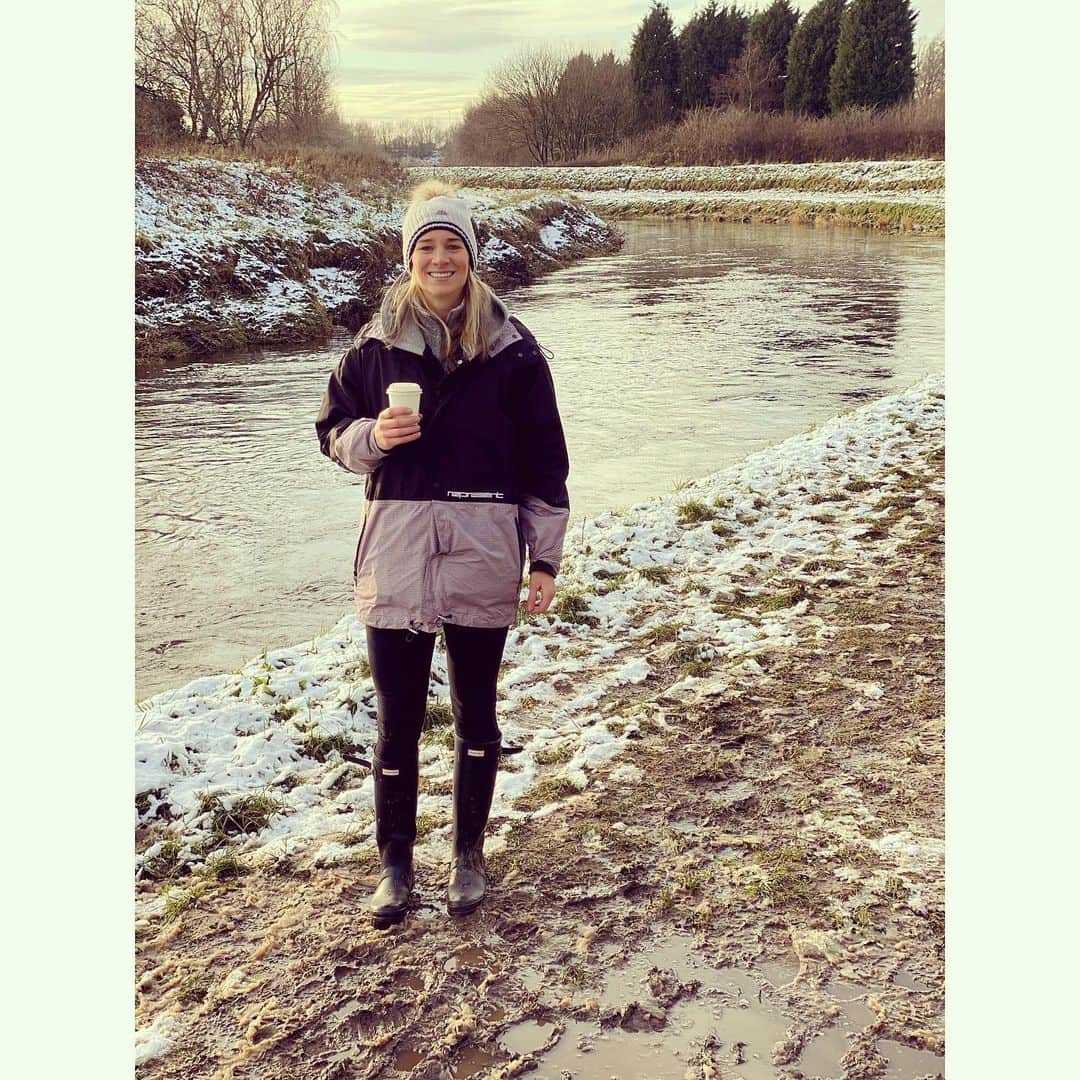 ジェンマ・ボナーのインスタグラム：「Just going with the snow ❄️」