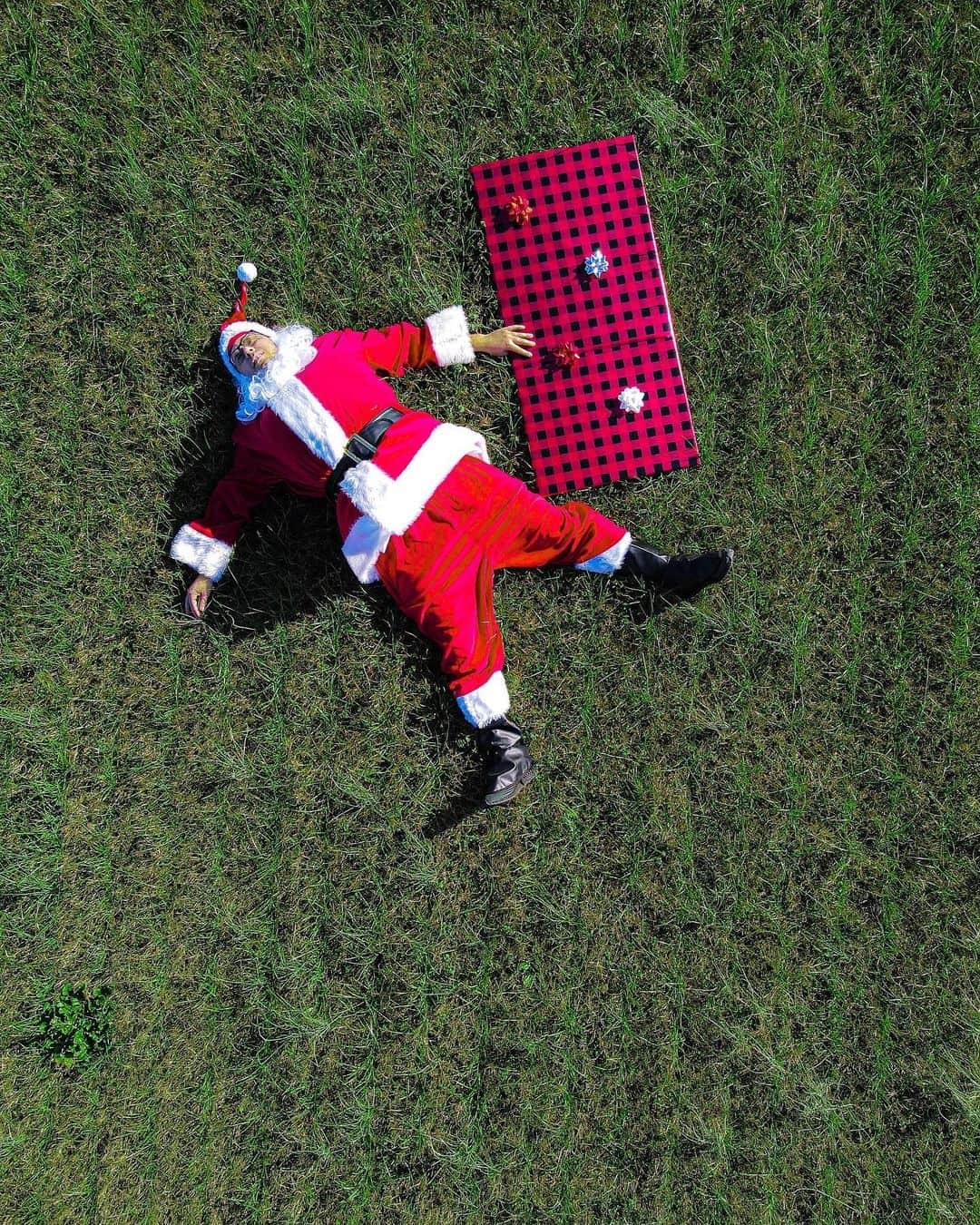 ティモシー・サイクスのインスタグラム：「People always ask me if I ever get tired and while my answer is almost always NO, because I absolutely love what I do, this week the answer is YES as Santa Sykes has been traveling, trading, teaching & giving back hardcore the past few weeks so I’m exhausted and am just gonna take it easy the next few days. While 2020 was an incredibly tough year for most people, the stock market has been on fire as I had several students cross $1 million in profits and now have dozens of students who have surpassed six-figures in profits (even while 90%+ of traders lose) & this week I just surpassed the 7,000+ video lesson milestone so there’s A LOT for my students to study! I also made nearly $1.2 million in trading profits in 2020 (nearly $400k more than my previous best year in 2014) & I’m SO proud to donate 100% of that to dozens of great charities through @karmagawa which also had a record year with nearly $2 million in donations thanks to our amazing community supporting our fundraisers/purchasing our charity merch designed by my talented partner @badboi which can be found at Karmagawa.com! To everyone I need to catch up with, I’m sorry, but swipe through these photos/videos & realize this was just my December & the last photo is from my phone so you can see how overwhelmed I am…it’s not you, it really is me LOL. Happy holidays and Happy New Year, I’m going to go take a nap, whew! (After the market closes, still some potential trades for me today :) #exhausted #happyholidays #santaclaus #karmagawa #hebrewclaus」