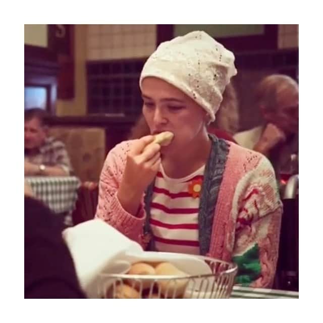 ゾーイ・ドゥイッチのインスタグラム：「sort of my vibe for the final days of 2020」