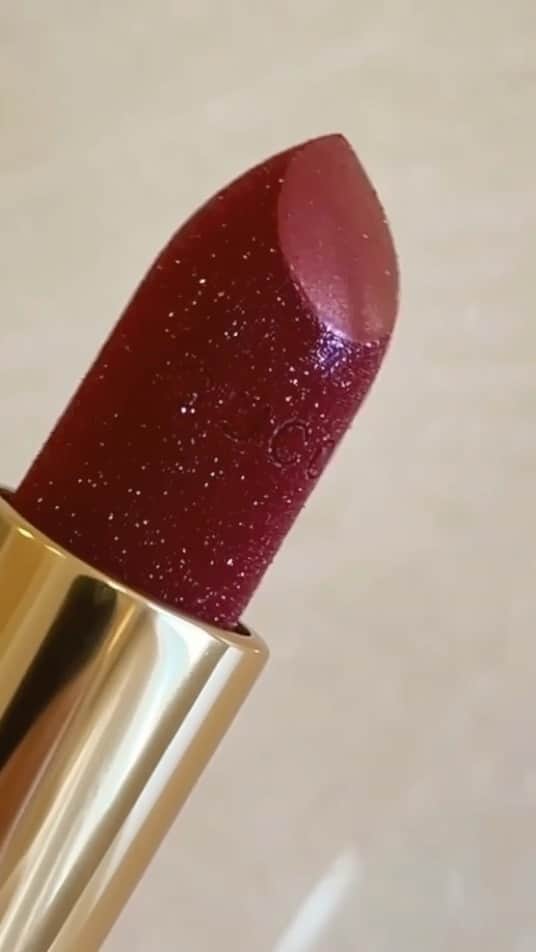 Marianna Hewittのインスタグラム：「the prettiest @guccibeauty lipstick in madge red 💄✨」