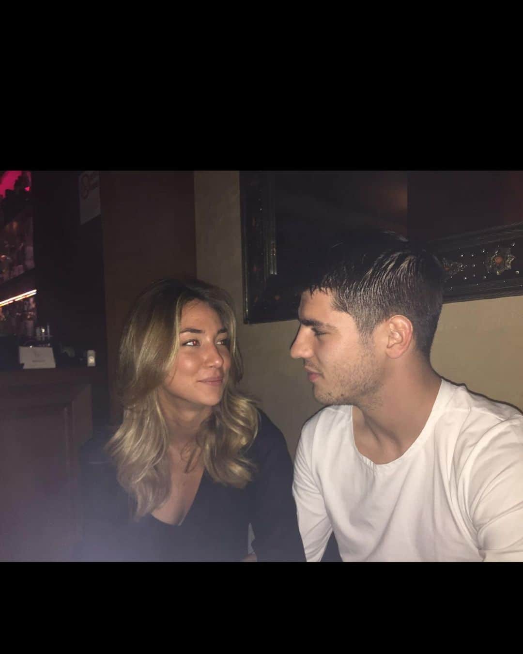 アルバロ・モラタのインスタグラム：「Una delle prime foto che abbiamo fatto insieme, e passato un po’ di tempo ma ogni giorno ti amo di più, ogni giorno sono più convinto che è stata la scelta migliore della mi vita. Sono orgoglioso di crescere con te e voglio invecchiare attaccato a te. Ti amo @alicecampello ❤️🙌」