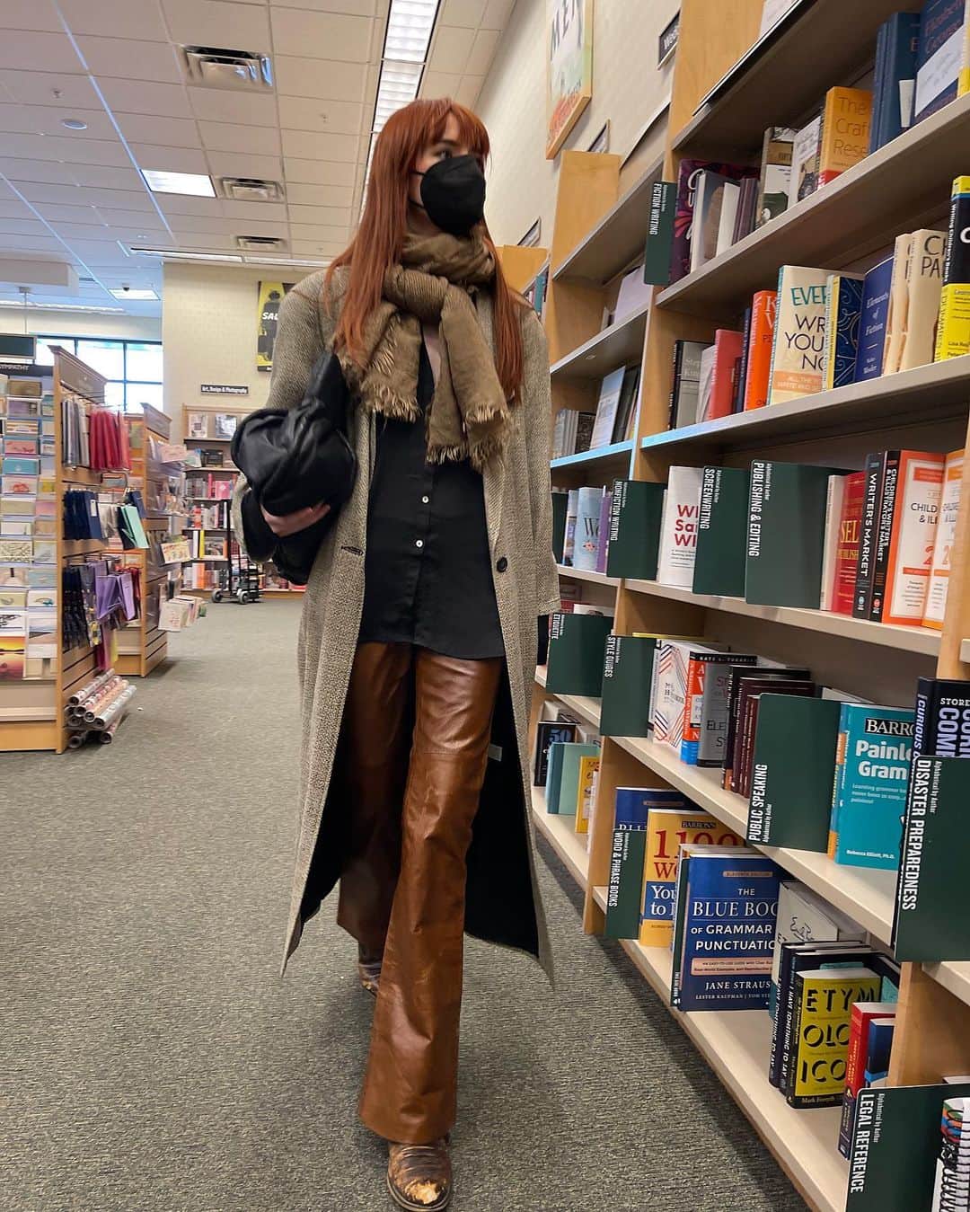 ジェーン・アルドリッジのインスタグラム：「Busting out my leather pants from @juicyfruitvtg today🍎👍👍」