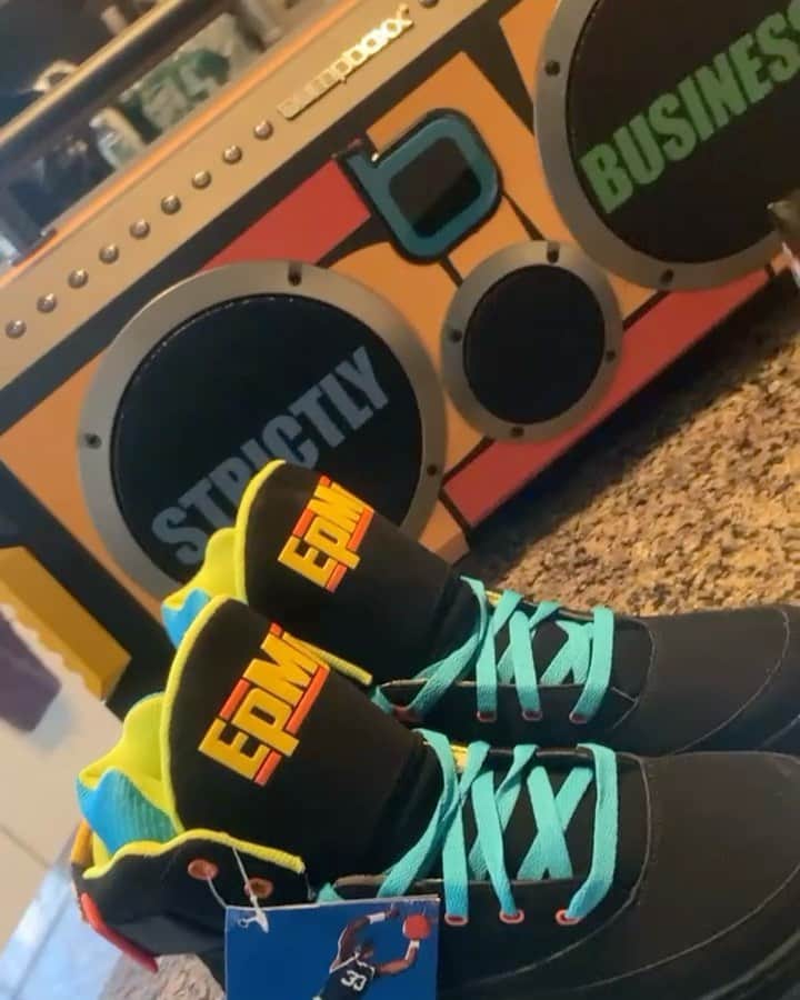 ファンクマスター・フレックスのインスタグラム：「My @bumpboxx I bought arrived today! EPMD my favorite group of all time! @erick_sermon x @pmd_mic_doc x @djdiamondtheartist x @djscratch x @dj4our5ive !!!! @ewingathletics  WHATS YOUR FAVORITE BOOM BAP ARTIST?」