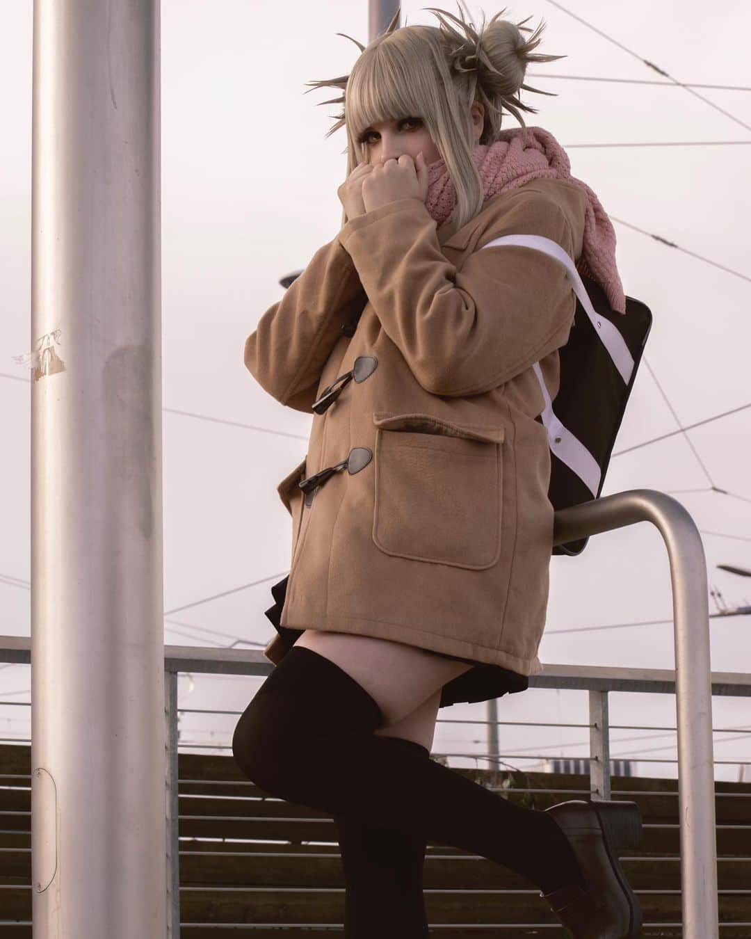 Tessaのインスタグラム：「Aaaaand back to Winter Toga! 🥰🔪  I just love this set so much and it’s warmed my heart how well it’s done.🥺  Photo: @rizumari  Assist: @ardentabsol  Wig: from @kasouwigs , styled by me!  #himikotoga #himikotogacosplay #togahimiko #togahimikocosplay #togacosplay #bnha #bnhacosplay #bokunoheroacademia #myheroacademia #cosplayersofinstagram」