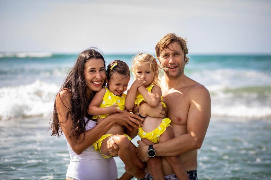 シェイラ・カストロのインスタグラム：「Eu e minha família! Não existe felicidade maior! E a @marisiqueirafotografia conseguiu capturar toda nossa felicidade nesse ensaio especial de 2 anos das pitucas!!! Vai ter chuva de post até o ano que vem! #meaguentem #sheillacastro #familia #meumaiortesouro #albumdalizeninna」