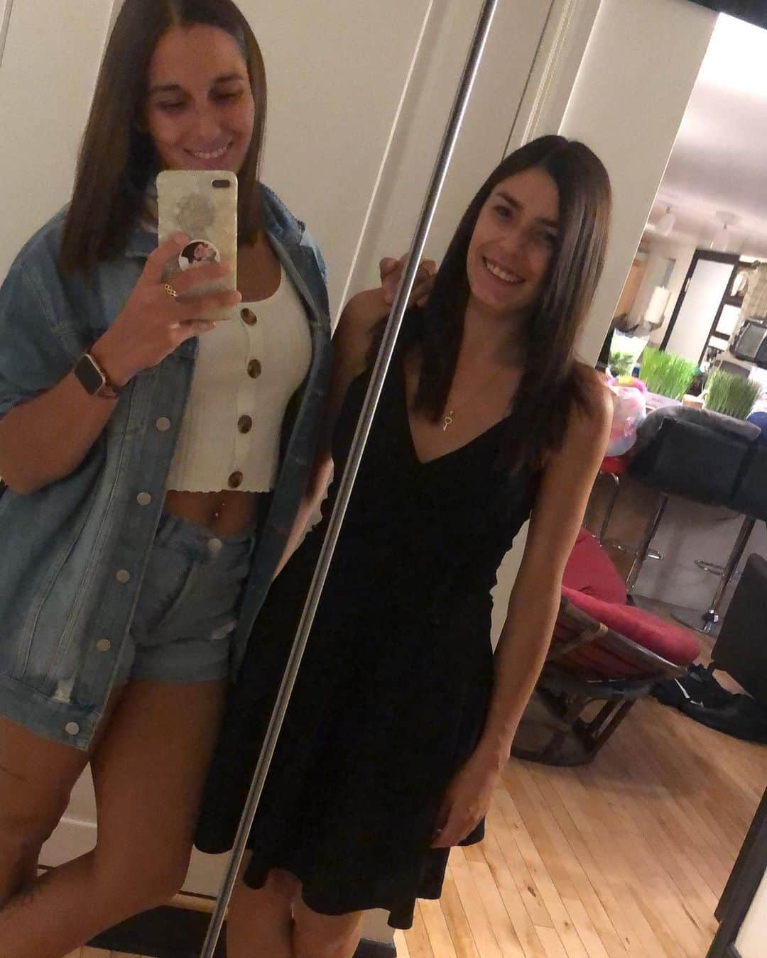 パメラ・ウェアのインスタグラム：「Wishing we had somewhere to go to be able to dress up again!❤️ ☀️ #sisters #sisterlove #cancovidbeover」
