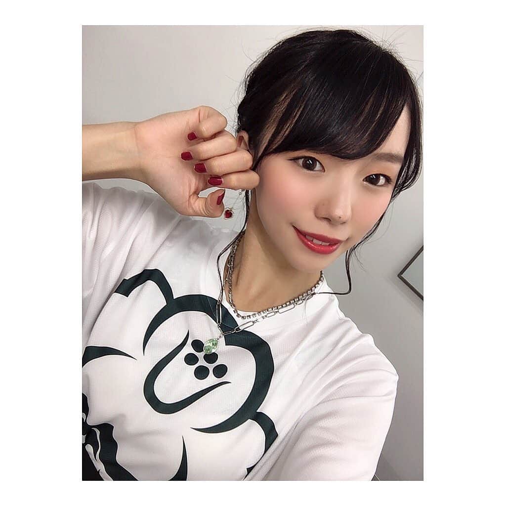 波妃美咲のインスタグラム：「ヘアアレンジ似合ってる！ってみんなに言われて嬉しかったです🥰  おはようございます☀  #SeedSPISTIL #ロックアイドル #波妃美咲 #椿 #MISAKI #日韓ハーフ  #アップスタイル  #ヘアアレンジ #グラビア」