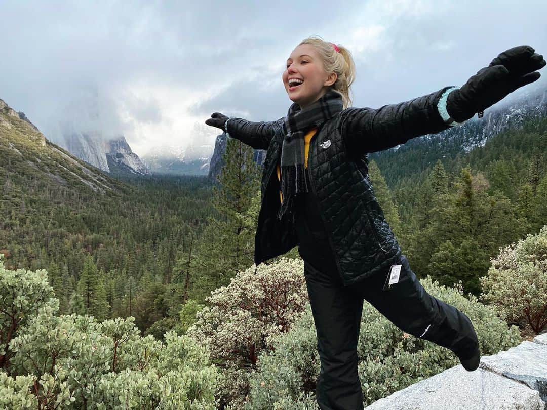 サミー・ハンラティのインスタグラム：「Last minute day trip was incredible. Yesterday was one of the best days of my life🏔⛄️🌲❄️」